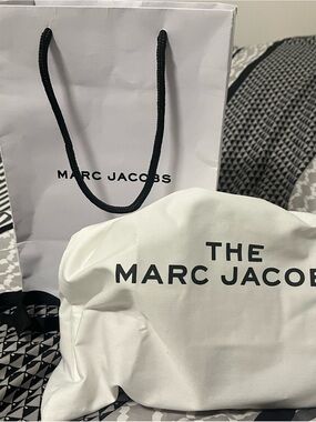 Marc Jacobs Cream and Black Leather Zip Wallet